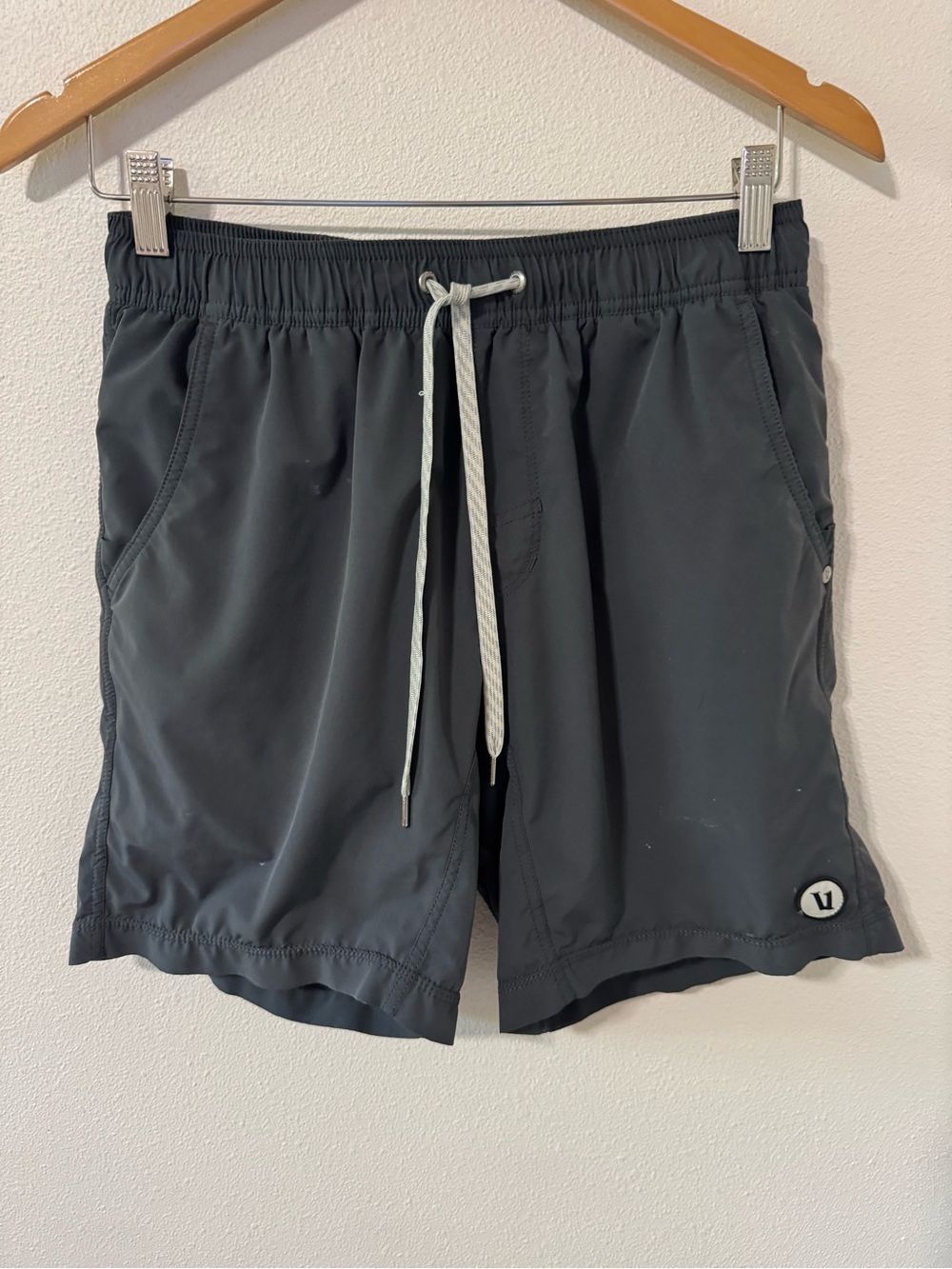 Vuori Kore 7” Shorts Gray Lined Athleisure Workout Gym-Medium
